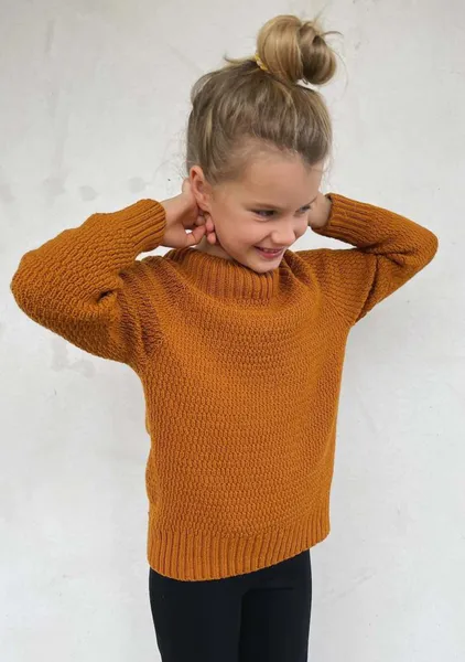 Hovedbilde Alfreds Trøje Junior fra PetiteKnit strikkeoppskrift*