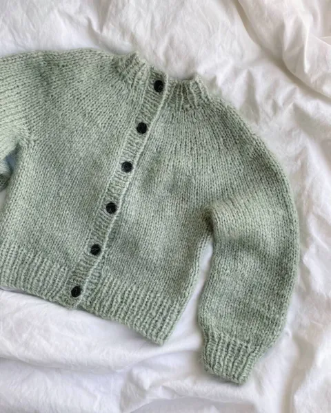 Hovedbilde Novice Cardigan Mini Chunky Edition PetiteKnit oppskrift