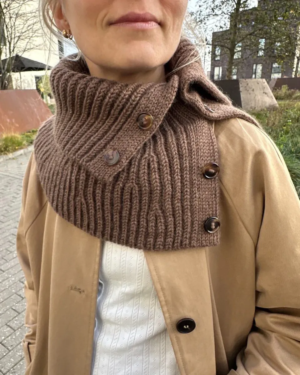 November Neck fra PetiteKnit oppskrift