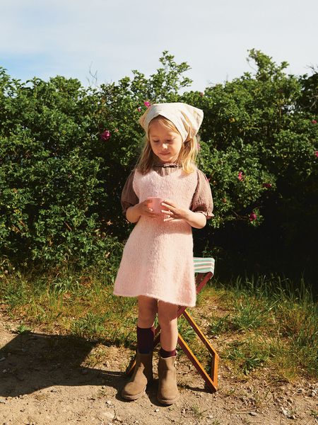 Hovedbilde  2506-1 Meadow Dress Junior oppskrift fra Sandnes garn*