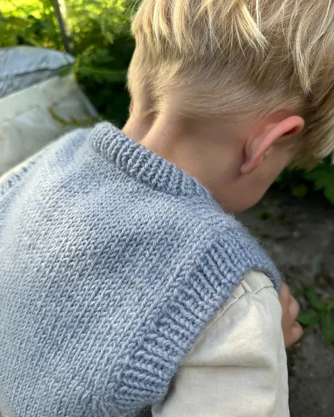 Hovedbilde Novice slipover Junior fra PetiteKnit oppskrift
