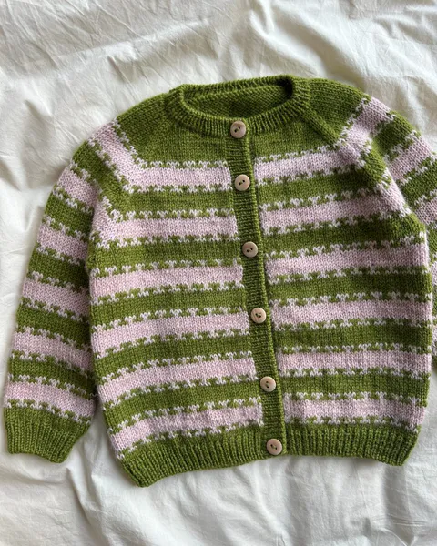 Hovedbilde Key Cardigan Junior oppskrift fra PetiteKnit