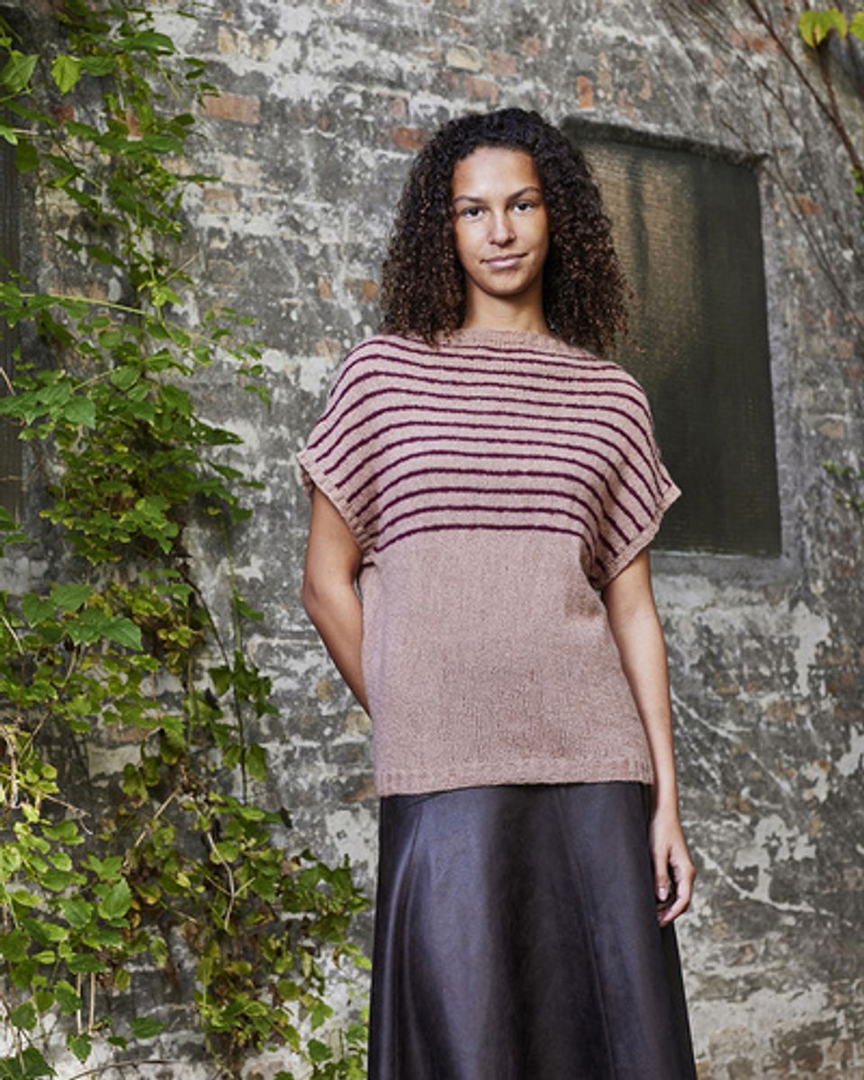 890129 Hannah Topp/Vest med striper oppskrift by Permin