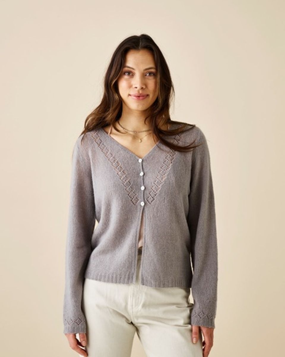 890111 Cardigan med hullmønster i Hannah by Permin