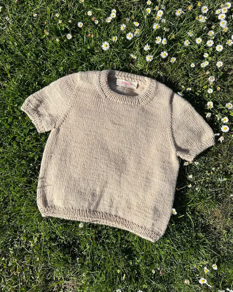 Hovedbilde PetiteKnit Poppy Tee Junior oppskrift